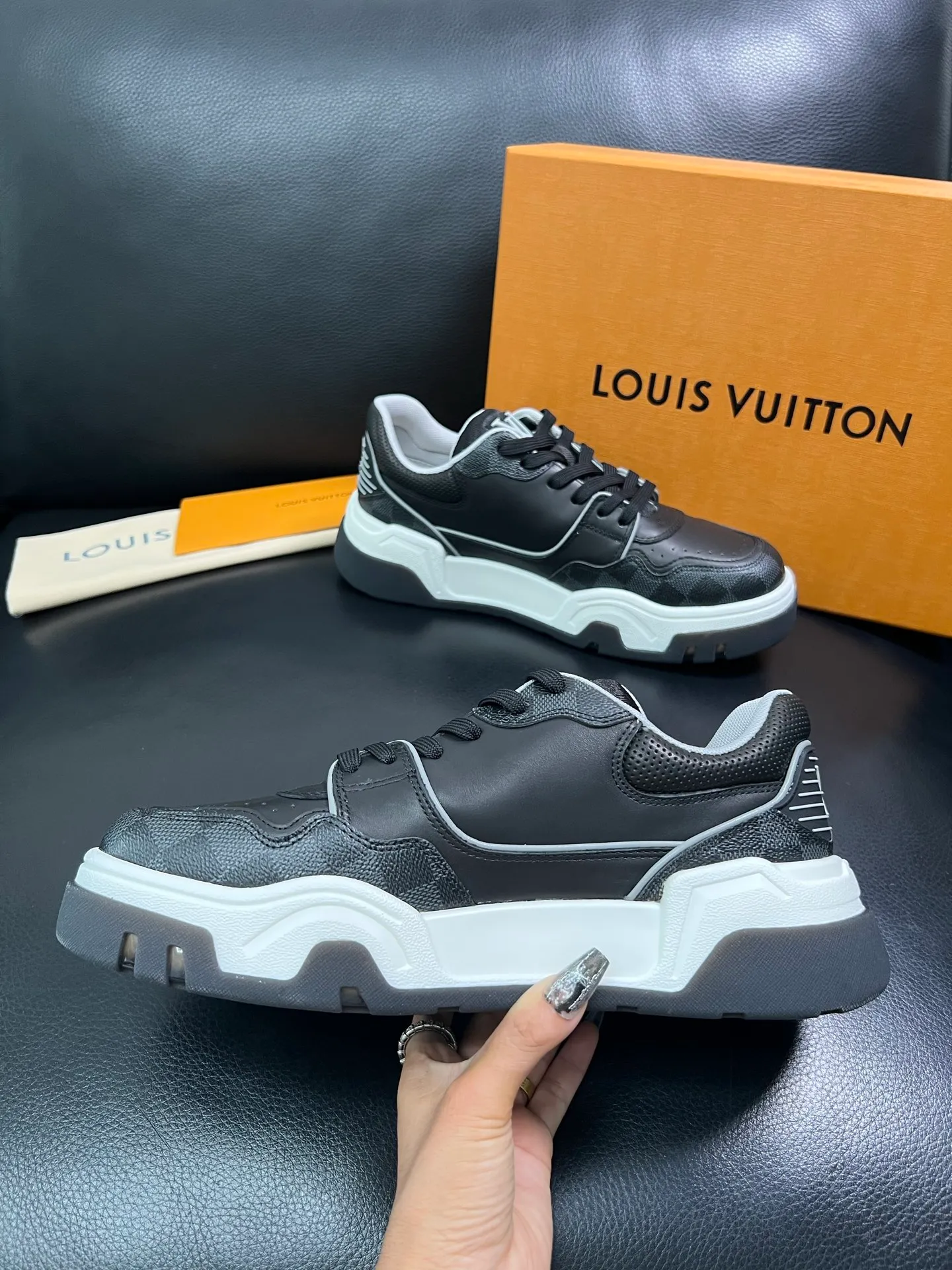 Men's shoes 💰900 Lv top purchase Louis Vuitton, counter synchronization, uppers imported from Italy cowhide, imported mesh padding soft and comfortable, soles: original soles specially provided by the original factory, T men's shoes 💰U exclusive movable molded soles super comfortable, original factory and single goods, high quality, welcome to compare, code number 38-44 (customized 45) 85883